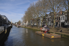 909600 Gezicht op de Weerdsluis te Utrecht, met rechts Barry de Baars op een ponton. Het reusachtige model van een ...